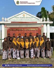 PENGGUNAAN PAKAIAN TRADHISIONAL JAWA GAGRAK NGAYOGYAKARTA 